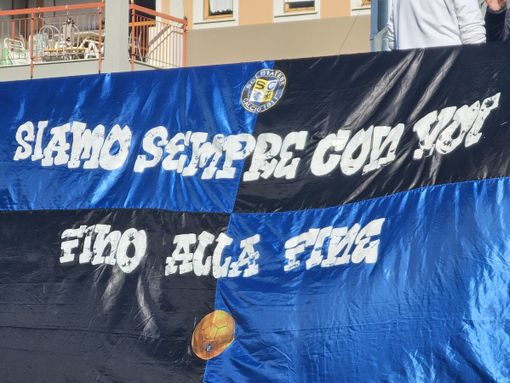 Uno degli striscioni dei tifosi della Solbia arrivati ieri ad Andora (foto Tortarolo)