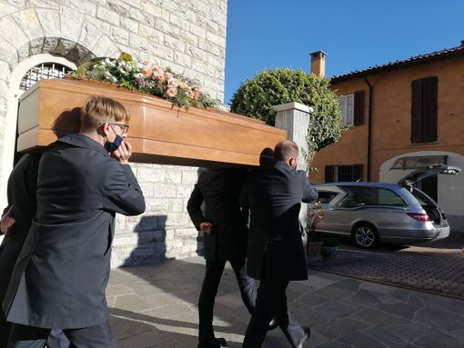 A Giubiano l’ultimo saluto a Teresa Lampugnani, la madre della ministra Cartabia: «Il nostro cuore trattiene tutto di te» A Giubiano l’ultimo saluto a Teresa Lampugnani, la madre della ministra Cartabia: «Il nostro cuore trattiene tutto di te»