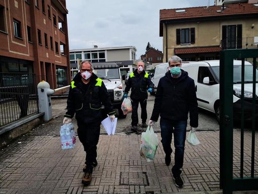 Il sindaco Galimberti durante il lockdown rifornisce di generi di prima necessità le persone più bisognose