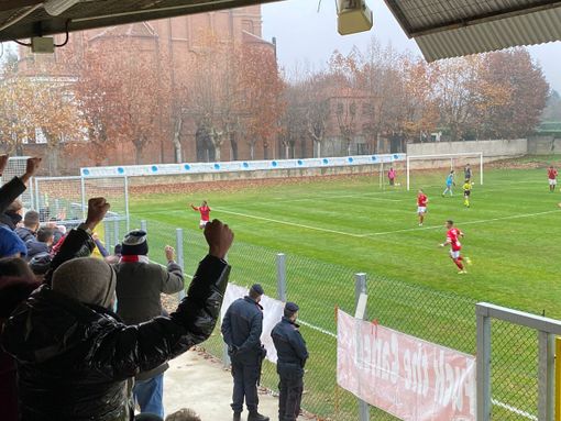 VIDEO. Carattere e voglia di vincere: il Varese trascinato da super Mamah sbanca Bra e prosegue la scalata. Festa finale con i tifosi