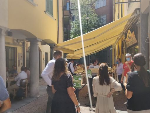 Effetto Green Pass, code e attese per pranzare al ristorante: «Così non si può lavorare»