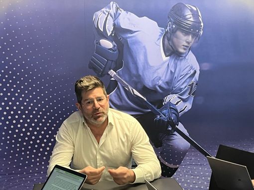 Carlo Bino davanti ai giornalisti oggi al bar del palaghiaccio