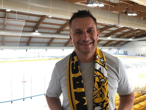 Claude Devèze in sciarpa giallonera: presto lo rivedremo così all'Acinque Ice Arena