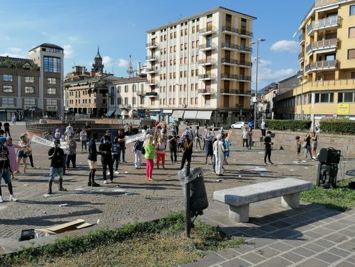 FOTO. "Saniamo la Sanatoria", manifestazione in piazza Repubblica per chiedere la regolarizzazione dei migranti