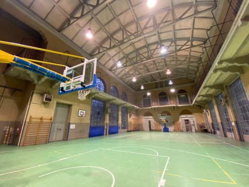 Canestri di “ghiaccio” in via XXV aprile: «I vetri sono rotti da tempo». Il Comune: «Provvediamo» Canestri di “ghiaccio” in via XXV aprile: «I vetri sono rotti da tempo». Il Comune: «Provvediamo»