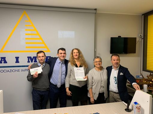 Due assegni in beneficenza dagli amministratori di condominio: «Un aiuto alle persone che si spendono per fare del bene sul territorio»