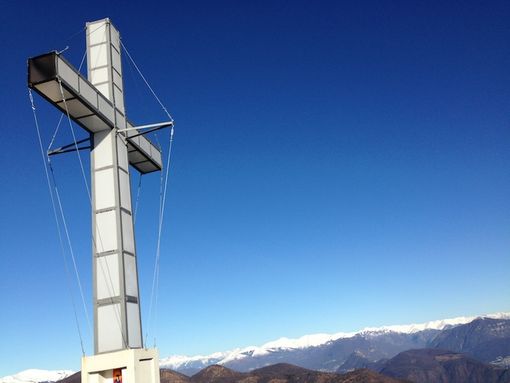 Due foto tratte dal sito dell'associazione ON (associazioneon.org) del precedente intervento dei volontari alla Croce del Poncione