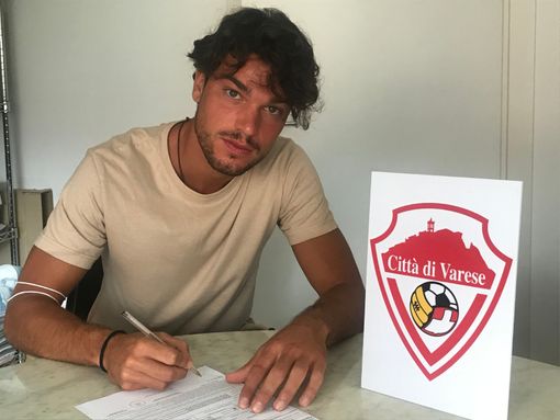 La firma di Giovanni Scampini sull'accordo con il Città di Varese: è il primo rinforzo per la serie D