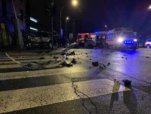 Tremendo incidente nella notte all'uscita dell'autostrada di Varese: macchine distrutte, feriti quattro ragazzi e un 46enne (FOTO)