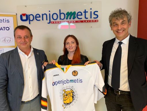 Matteo Torchio, Stefania Trevisol e Matteo Malfatti con la maglia del settore giovanile dei Mastini marchiata Openjobmetis Matteo Torchio, Stefania Trevisol e Matteo Malfatti con la maglia del settore giovanile dei Mastini marchiata Openjobmetis