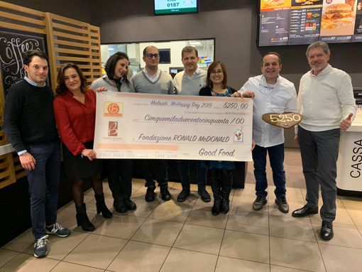 La consegna dell'assegno alla Fondazione Ronald McDonald La consegna dell'assegno alla Fondazione Ronald McDonald