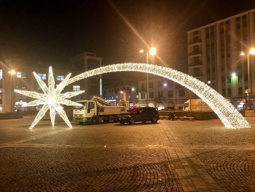 FOTO. Ecco a voi la stella cometa di piazza Repubblica e l'albero acceso di piazza Monte Grappa FOTO. Ecco a voi la stella cometa di piazza Repubblica e l'albero acceso di piazza Monte Grappa
