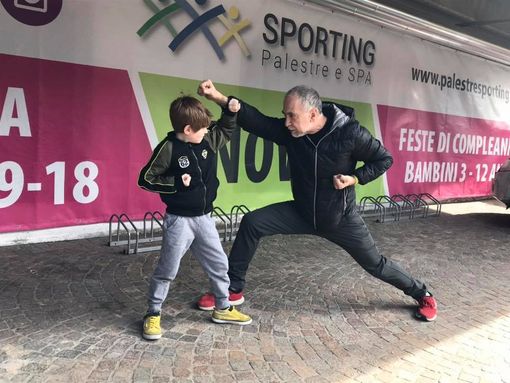 Fabio Sozzani insieme a un suo giovane allievo. Da oggi il maestro tornerà a fare ciò che preferisce: accogliere i suoi atleti in palestra