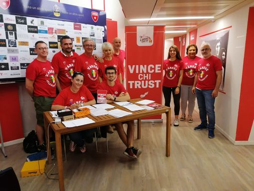 Gli associati de "Il Basket Siamo Noi" accolgono i tifosi al palazzetto per la campagna di tesseramento della nuova stagione