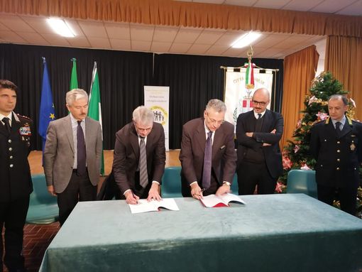 Controlli di vicinato, anche Varese firma il protocollo d'intesa con la Prefettura: «E i furti sono in calo»