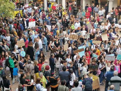 VIDEO E FOTO. Fridays for Future, mille in corteo a Varese: «Noi vogliamo un mondo più pulito». Guardate le immagini VIDEO E FOTO. Fridays for Future, mille in corteo a Varese: «Noi vogliamo un mondo più pulito». Guardate le immagini