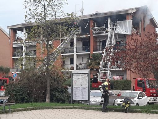 VIDEO E FOTO. Incendio con esplosione a Pinerolo, crollo in una palazzina: una vittima e altri feriti