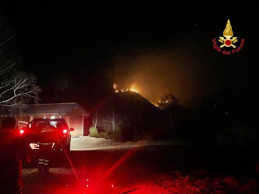 FOTO. Nuovo incendio a Castello Cabiaglio subito circoscritto. Fiamme alte sul crinale svizzero FOTO. Nuovo incendio a Castello Cabiaglio subito circoscritto. Fiamme alte sul crinale svizzero