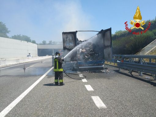 Rimorchio in fiamme sulla Pedemontana. Intervengono i vigili del fuoco Rimorchio in fiamme sulla Pedemontana. Intervengono i vigili del fuoco