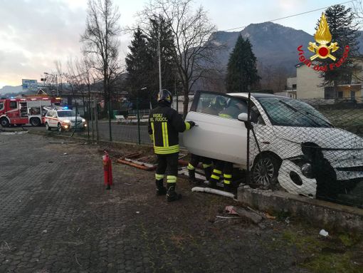FOTO. Mesenzana, auto esce di strada e abbatte una recinzione