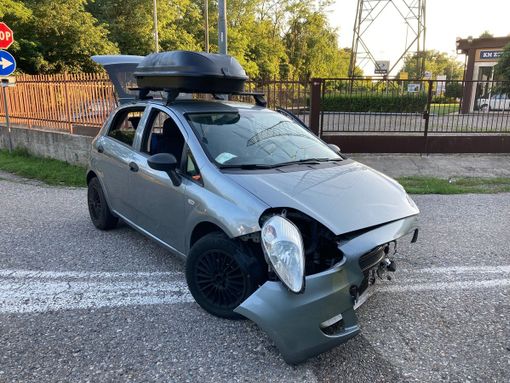 Marnate, auto contro un ostacolo: a bordo anche tre bambini Marnate, auto contro un ostacolo: a bordo anche tre bambini