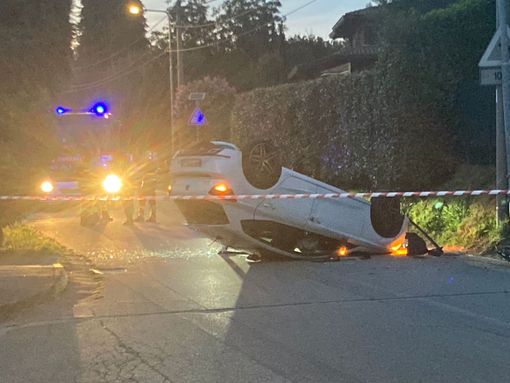 FOTO. Varese, paura e nuovo incidente serale alle Bustecche: un'auto si ribalta in via Carnia