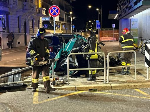 Spaventoso schianto all'incrocio tra via Sempione e via Staurenghi: tre feriti, uno è grave Spaventoso schianto all'incrocio tra via Sempione e via Staurenghi: tre feriti, uno è grave