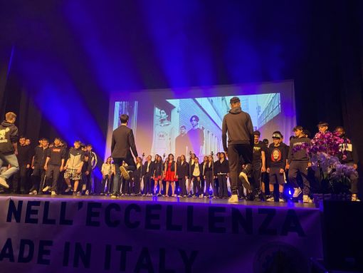 Sul palco del teatro di Varese la body percussion in cui si sono esibiti ragazze e ragazzi dell'Itis per il 75° compleanno dell'istituto di via Zucchi