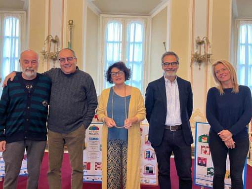 La presentazione della fase autunnale del progetto "La Scatola Magica" di questa mattina in Comune con gli assessori Dimaggio e Laforgia e la presidente della commissione cultura Manuela Lozza. Sotto le locandine con gli eventi