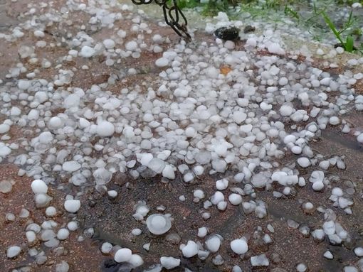Foto Giulio Effigiati via NaturalMeteo della grandinata di Leggiunto