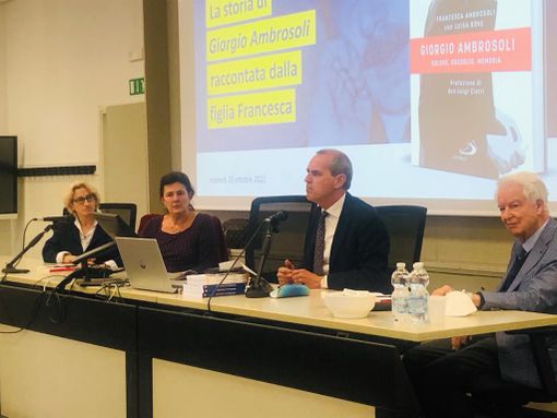 VIDEO. Francesca Ambrosoli agli studenti della Liuc: «Papà Giorgio conosceva bene i rischi, ma è andato avanti con coraggio»