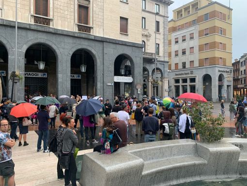 Varese, i no green pass di nuovo in piazza per protestare