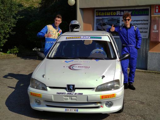 Manuel Colombo (a destra) e il suo navigatore, Matteo Sanfilippo (a sinistra), pronti per salire sulla loro Peugeot 106 N2 marchiata - anche - VareseNoi.it e InformazioneOnline.it