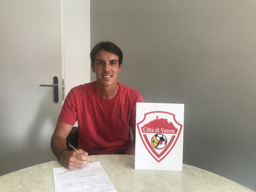 Il Varese mette un punto fermo in difesa con Francesco Mapelli. «Si arriva in fondo con persone vere. I tifosi mi hanno già emozionato in aereo...» Il Varese mette un punto fermo in difesa con Francesco Mapelli. «Si arriva in fondo con persone vere. I tifosi mi hanno già emozionato in aereo...»