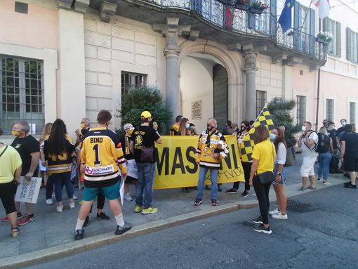 VIDEO. Palaghiaccio, tifosi dei Mastini e famiglie sotto Palazzo Estense. «Ci aspettavamo risposte da sindaco e assessore ma qui non c'è nessuno»