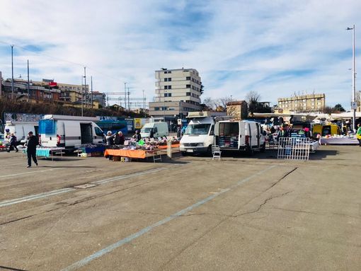 Varese, il Coronavirus decima il mercato. Molti ambulanti non si presentano (foto e video)