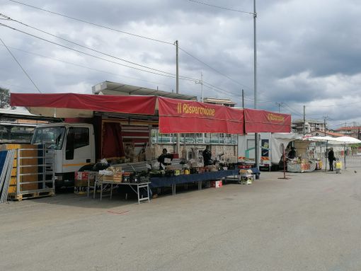 FOTO. Il mercato di piazzale Kennedy riapre con i banchi alimentari FOTO. Il mercato di piazzale Kennedy riapre con i banchi alimentari