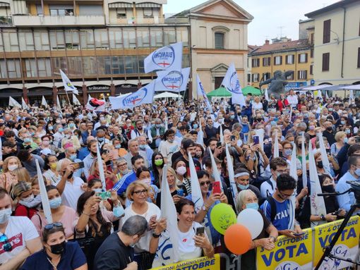 Mille in piazza per la Lega: Salvini sotto il palco a fare selfie Mille in piazza per la Lega: Salvini sotto il palco a fare selfie