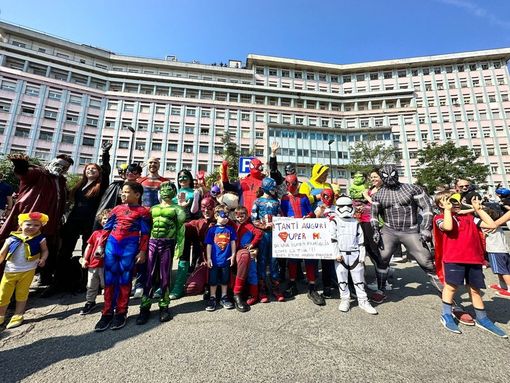 Mirko non ce l'ha fatta. il piccolo supereroe che ha commosso l'Italia sconfitto da una rara forma di tumore Mirko non ce l'ha fatta. il piccolo supereroe che ha commosso l'Italia sconfitto da una rara forma di tumore