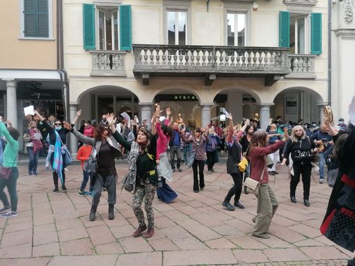 VIDEO. Senza mascherina sfilano suonando, ballando e cantando. Flashmob no-vax in centro a Varese VIDEO. Senza mascherina sfilano suonando, ballando e cantando. Flashmob no-vax in centro a Varese