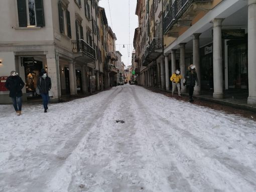 Da oggi riaprono tutti i negozi: corso Matteotti innevato questa mattina