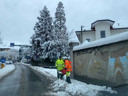 Varese si sveglia sotto la neve, il sindaco Galimberti: «Un fascino immenso»