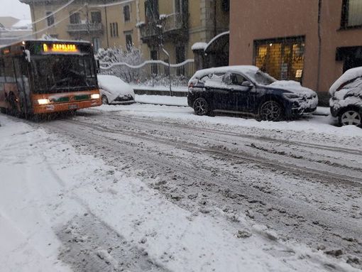 Neve -1. Il Comune: «Più controlli della polizia locale sulle dotazioni invernali. Usare l'auto in caso di necessità» Neve -1. Il Comune: «Più controlli della polizia locale sulle dotazioni invernali. Usare l'auto in caso di necessità»