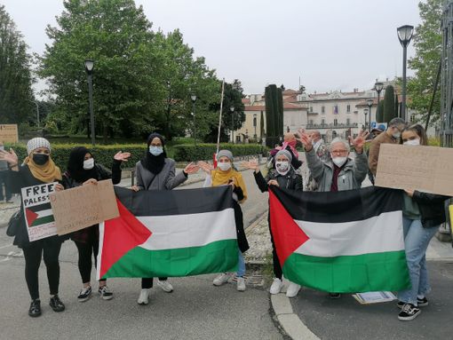 VIDEO. Varese in piazza per la Palestina, attivisti in presidio davanti alla Prefettura