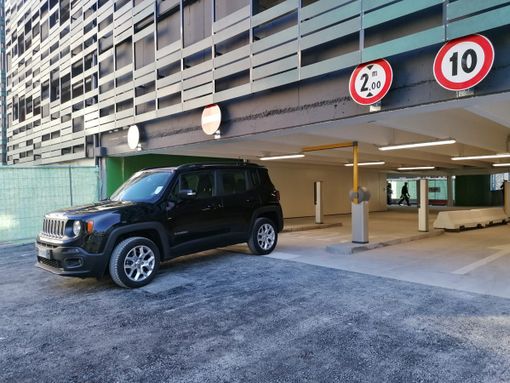 Un'ora di attesa per l'apertura. Poi scatta l'assalto al multipiano Un'ora di attesa per l'apertura. Poi scatta l'assalto al multipiano