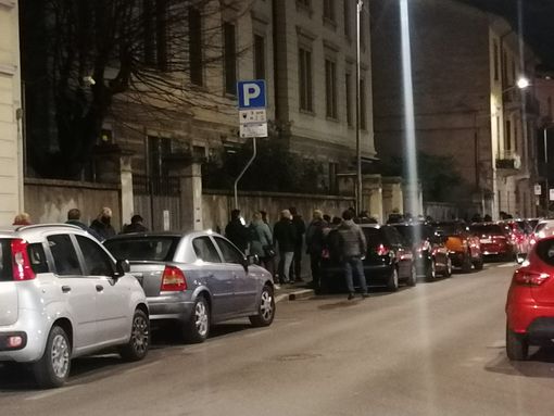 Le persone in coda in via Bernardino Luini in attesa dei pasti preparati dalle suore della Riparazione