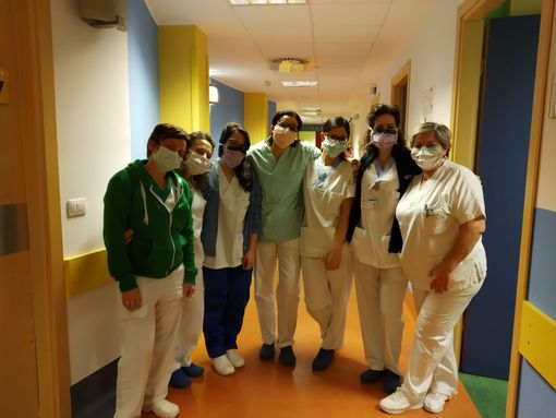 Nella foto, postata poco fa dall'Asst Sette Laghi, il personale del reparto Malattie Infettive del Circolo