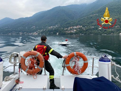 Diportista in difficoltà sul Lago Maggiore, lo salvano i vigili del fuoco Diportista in difficoltà sul Lago Maggiore, lo salvano i vigili del fuoco