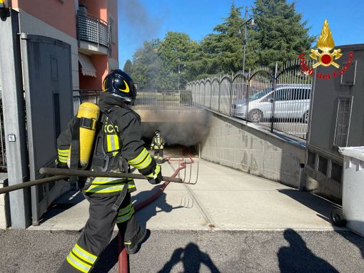 FOTO. Box auto in fiamme a Tradate: donna trasportata in ospedale con l'elisoccorso