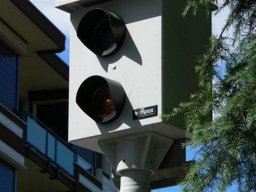 Fanno discutere il nuovo photored e le 10mila multe. «Sanzioni solo per chi oltrepassa la linea allo scattare del rosso»